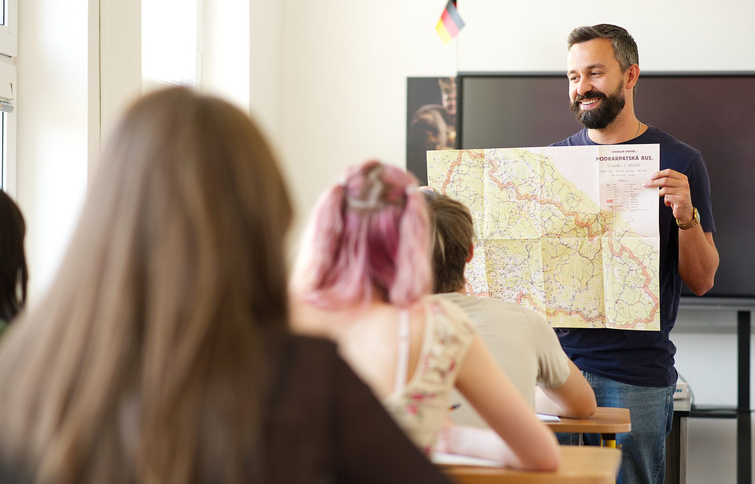Studenti při konzultaci